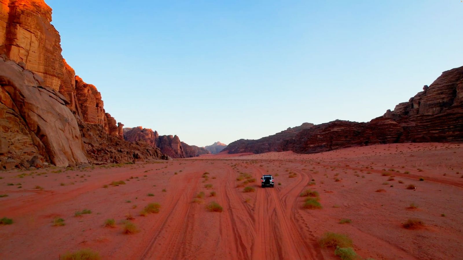كثرُ يجهلون وجودها.. مصوّر يستكشف رمالًا صحراوية حمراء اللون في السعودية