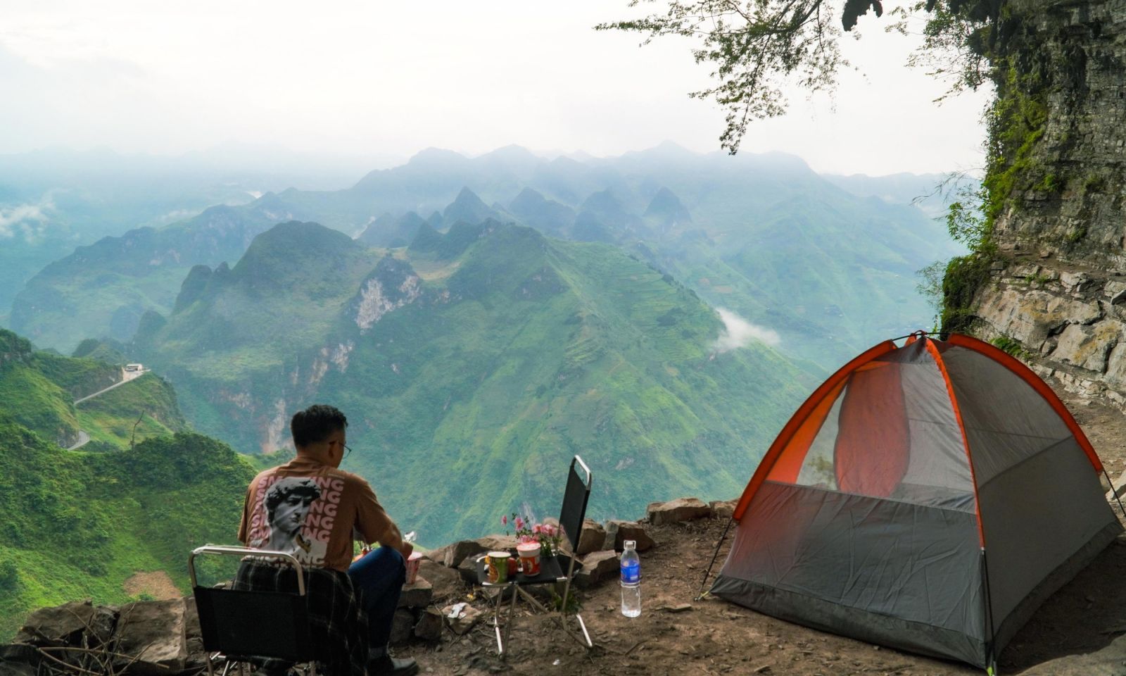 Camping on the white cliff overlooking the Nho Que river