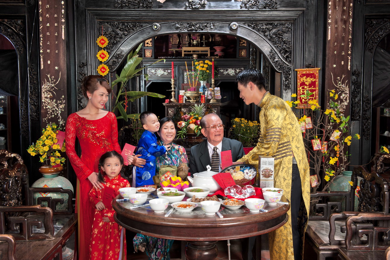 عادات وتقاليد شعب فيتنام في الاحتفال بالسنة الفيتنامية الجديدة والأجواء المليئة بالبهجة والألوان