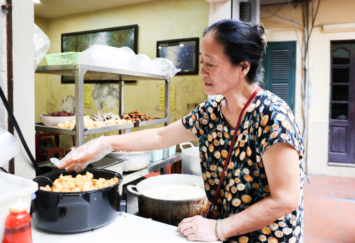 Hàng bánh đúc nóng hơn 30 năm ở Hà Nội