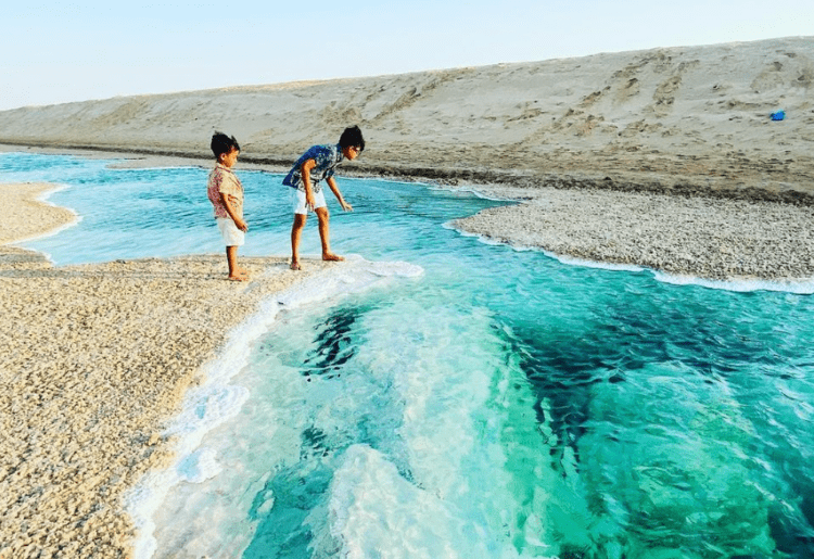 Hồ Long Salt Abu Dhabi: dải nước xanh ngọc tuyệt đẹp giữa sa mạc khô cằn