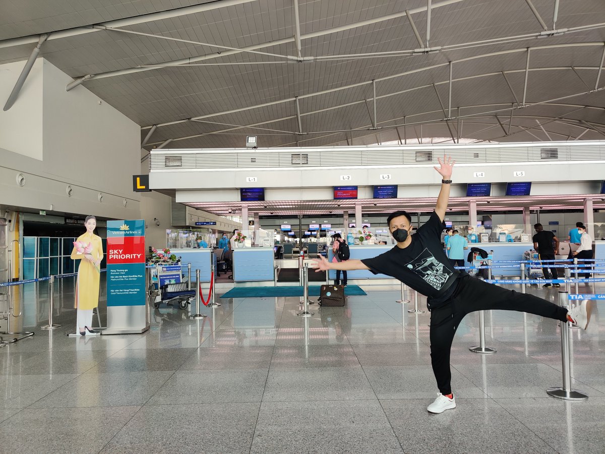 Minh Đức trong quá trình làm thủ tục tại sân bay Tân Sơn Nhất, Suvarnabhumi (Bangkok, Thái Lan) và Addis Ababa Bole (Ethiopia).