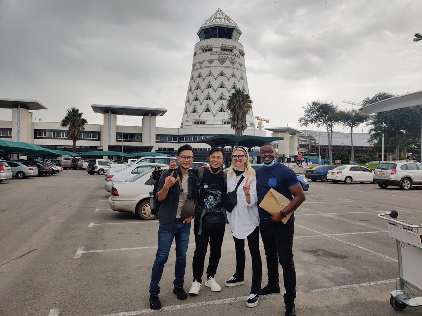 Sau gần 30 giờ di chuyển, Đức và đồng nghiệp người Việt Nam đến thủ đô Harare (Zimbabwe), gặp lại những người bạn chung dự án.