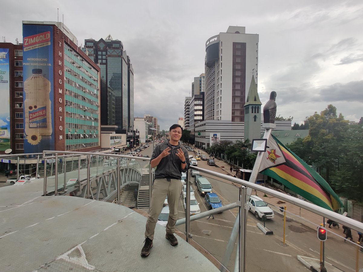 Những hình ảnh của Đức cùng ekip sản xuất tại Harare.