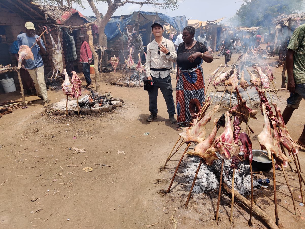 Chàng trai tham quan khu chợ bản địa đã tồn tại hơn 50 năm của người Maasai (Tanzania) và làm quen với người dân địa phương.