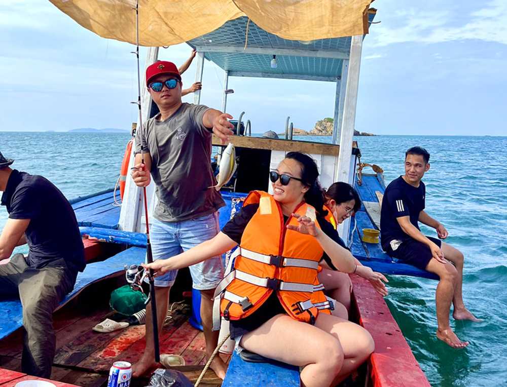 "Một ngày làm ngư dân" ở Thanh Lân (Quảng Ninh)